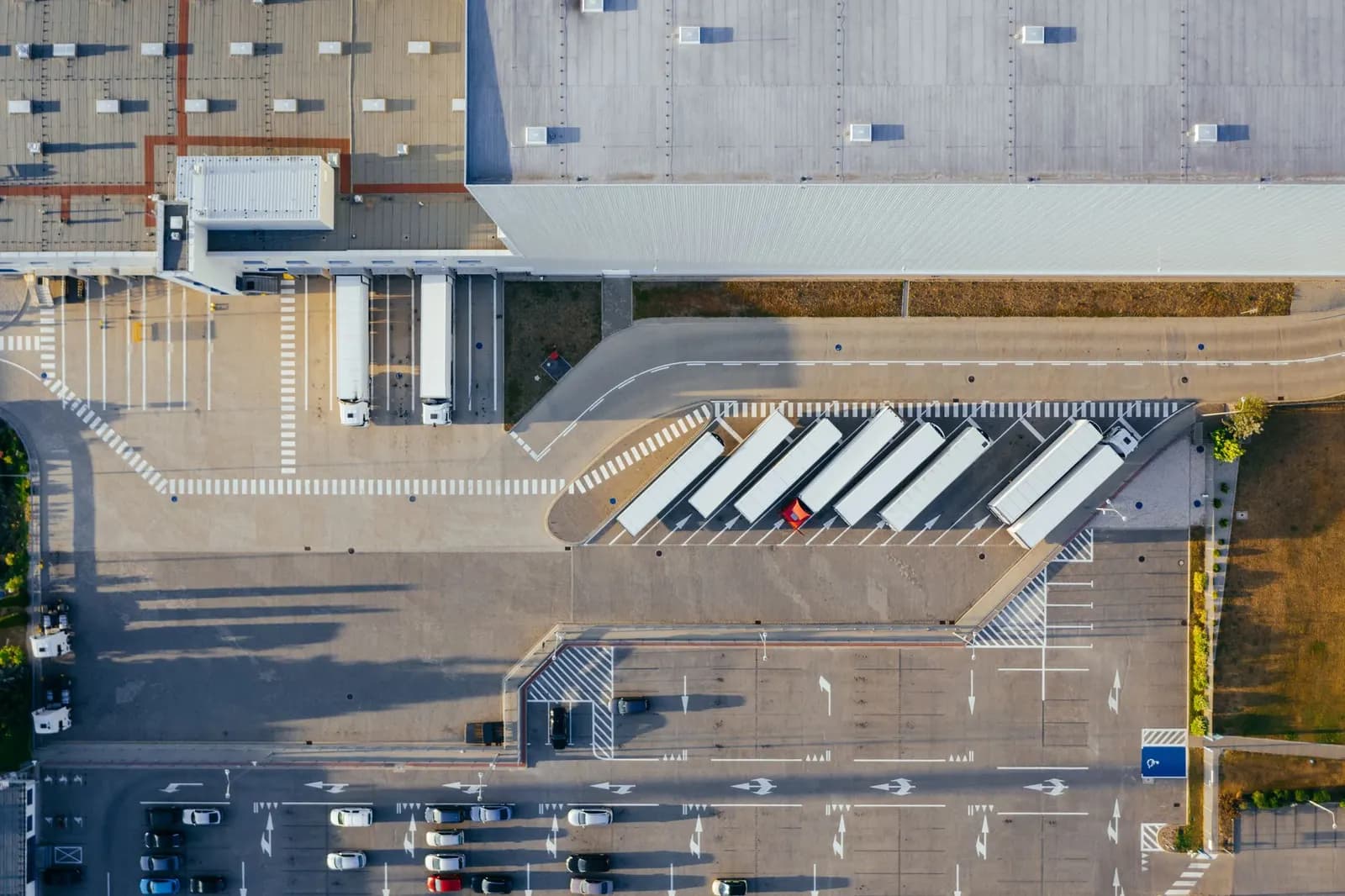 Delegation and external suppliers in dock scheduling