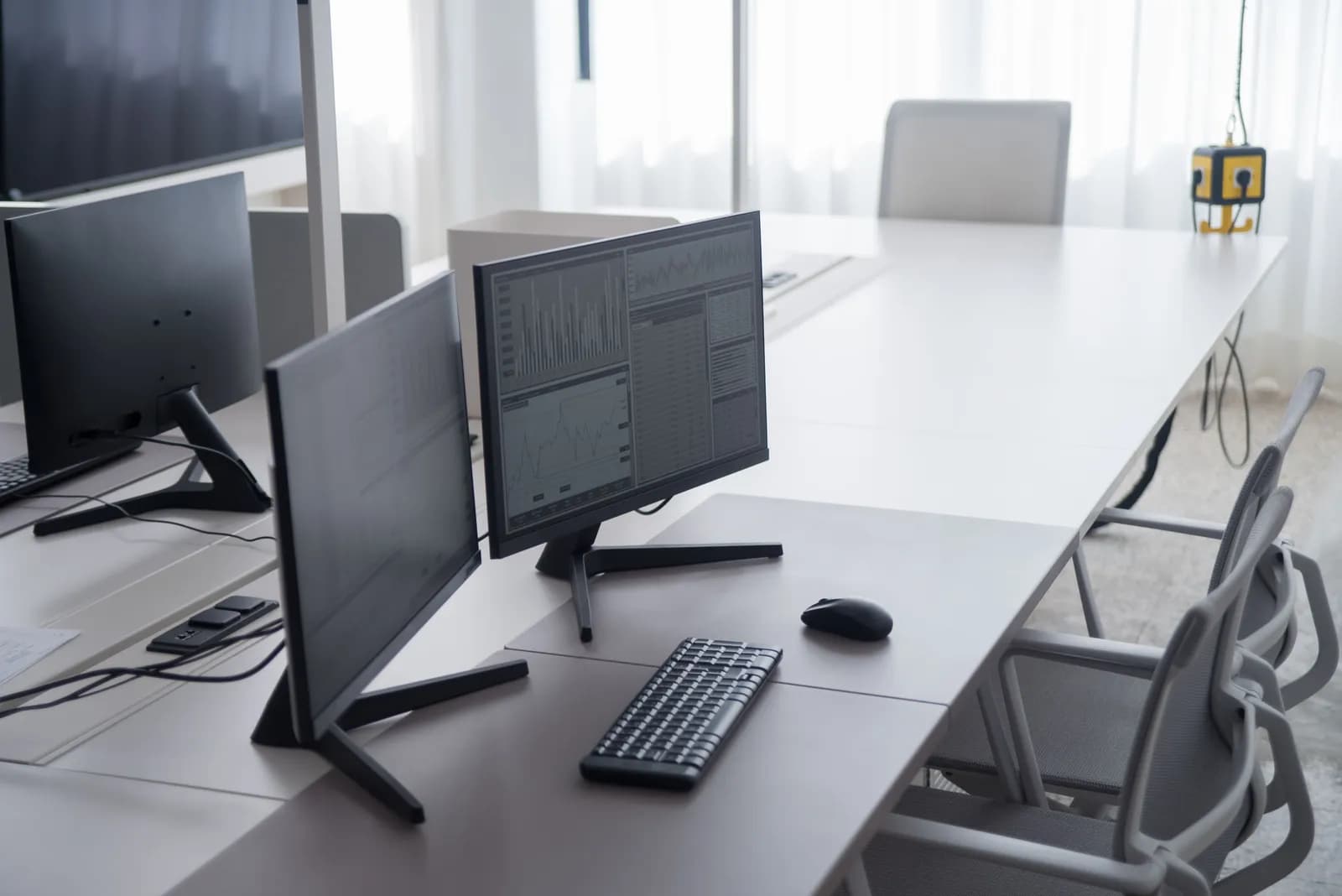 Transport planner workstation with dashboards for automated carrier scheduling